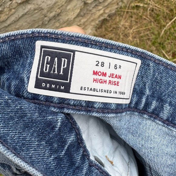 GAP Mom Jeans size 28 - Picture 3 of 3